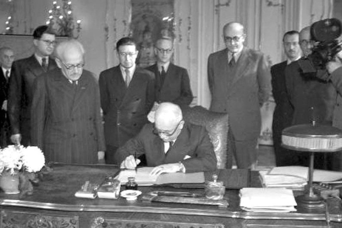 Prezident Edvard Beneš podepisuje dekrety