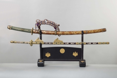 Japonsko - Meč našidži gošiči no kiri koširae tači z držby císařské rodiny, signováno Rai Kunitoši, čepel konec 13. století, příslušenství 19. století a Dvorský ceremoniální meč kazaridači z přímé držby císařské rodiny, signováno Kimi banzai Tomonari, 2. polovina 19. století