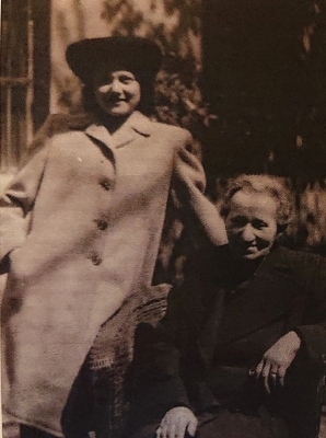 Dita Krausová v kabátě ušitém z deky přivezené z Bergen-Belsenu, s babičkou, 1948