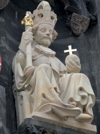 Socha Václava IV. na průčelí Staroměstské mostecké věže