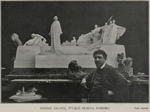 Ladislav Šaloun před modelem Husova pomníku, 1906