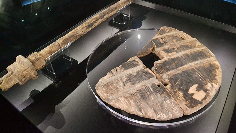 Dřevěné kolo s osou, muzeum Vrhniki, Slovinsko (asi 3180 let př. n. l.)