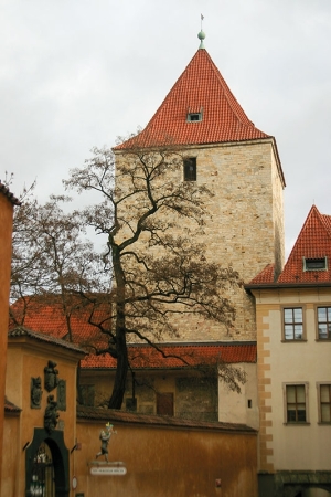 Pražský hrad, Černá věž, pohled z Jiřské ulice