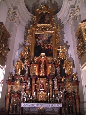 Hlavní oltář s kopiemi Rubensových obrazů, sochami J. A. Quitainera, F. M. Brokoffa a jeho žáka