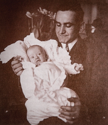 V tatínkově náručí, 1927