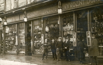 Tatínek Jaroslav Růžička, majitel obchodu hračkami (druhý zprava),
se spolupracovníky, okolo roku 1925